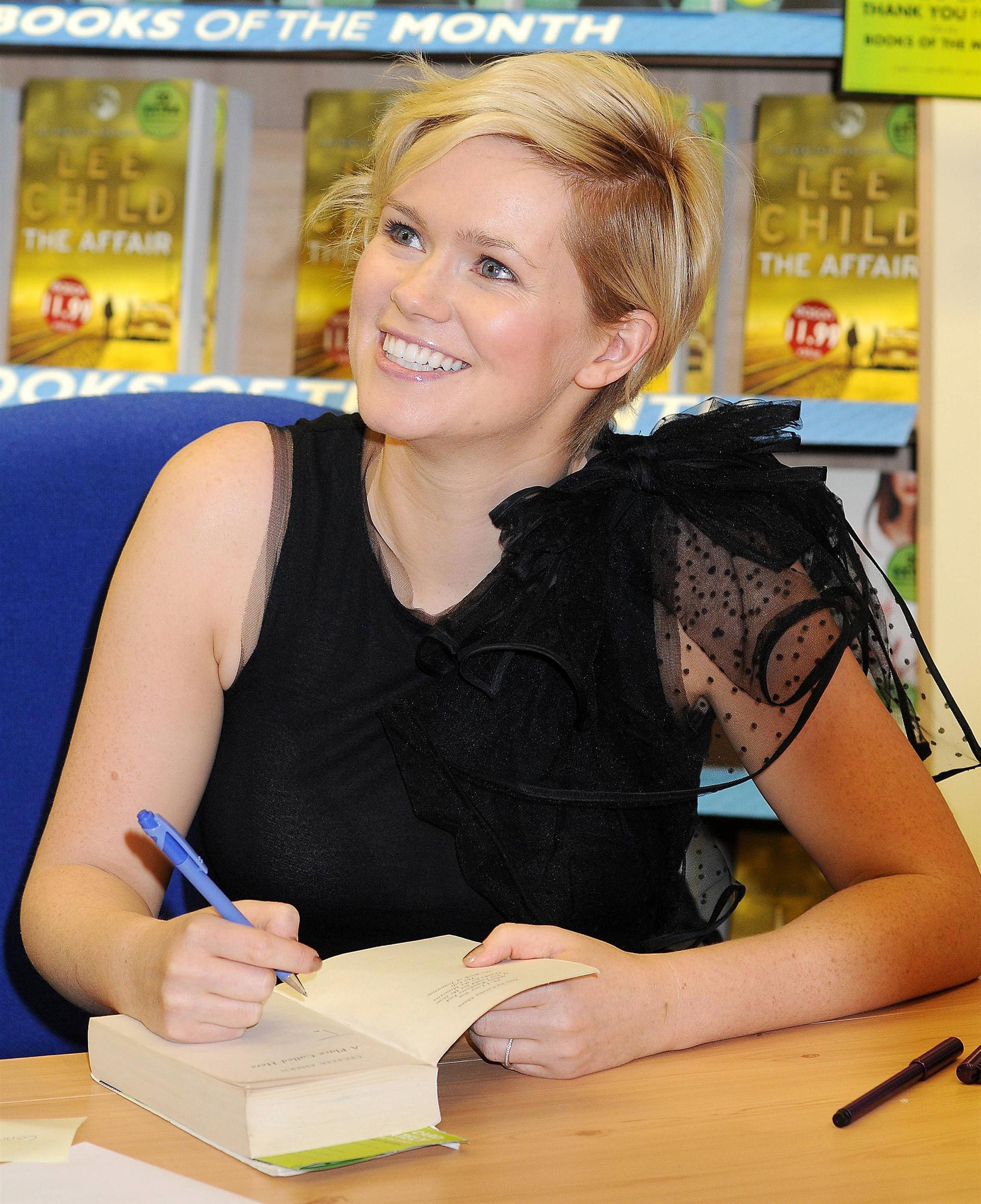 Cecelia Ahern signs copies of her new book 'The Time of My Life' | Picture 103739